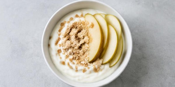 Foto illustrativa: Yogurt bianco con fiocchi d'avena e pera.
