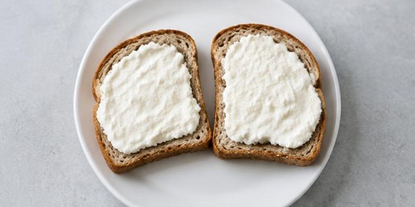 Foto illustrativa: Pane integrale con ricotta.
