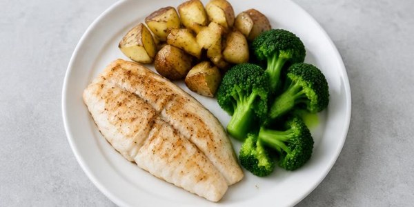 Foto illustrativa: Pesce al forno con patate e broccoli.