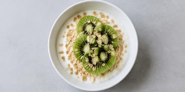 Foto illustrativa: Yogurt bianco con avena e kiwi.