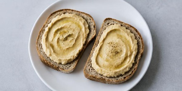 Foto illustrativa: Pane integrale con hummus di ceci.