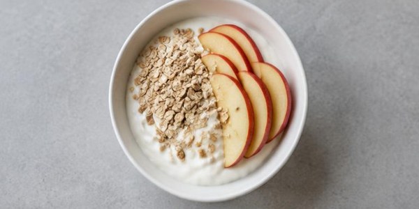 Foto illustrativa: Yogurt bianco con avena e mela.