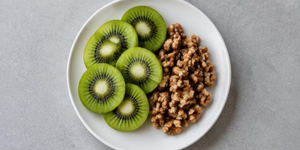 Foto illustrativa: Un kiwi e qualche noce.