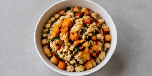 Foto illustrativa: Cous cous integrale con ceci, zucca e verdure.