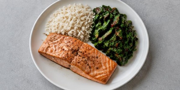 Foto illustrativa: Salmone al forno con riso e bietole.