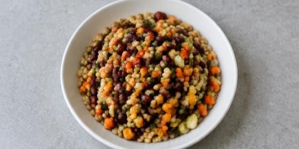 Foto illustrativa: Orzo con fagioli e verdure, condito con olio extravergine d'oliva.